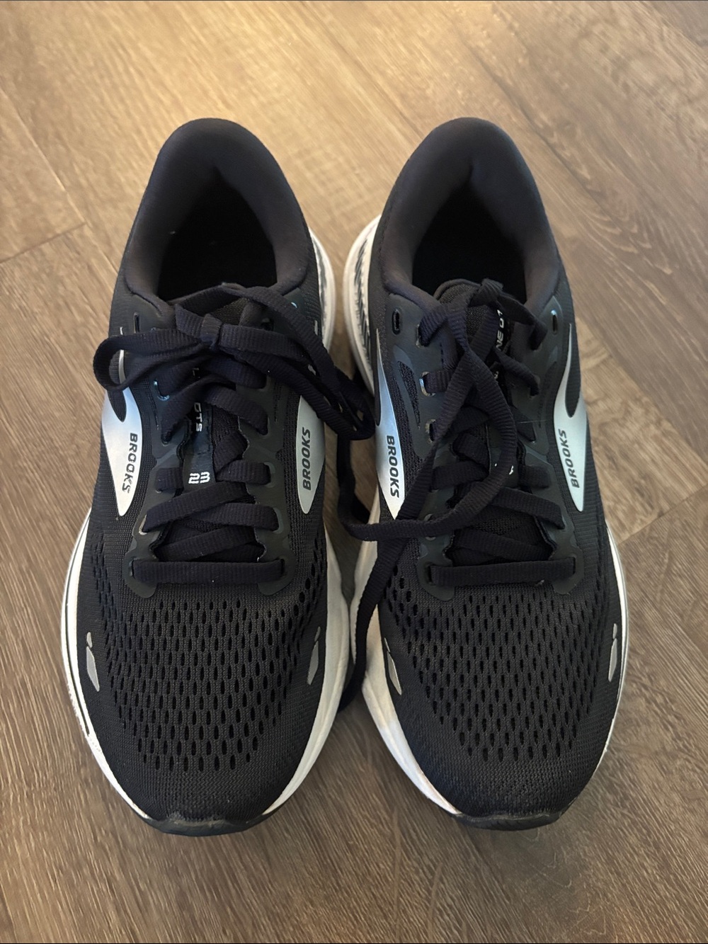 Brooks Black and White Women’s Adrenaline GTS Athletic Running Shoes - Picture 8 of 9